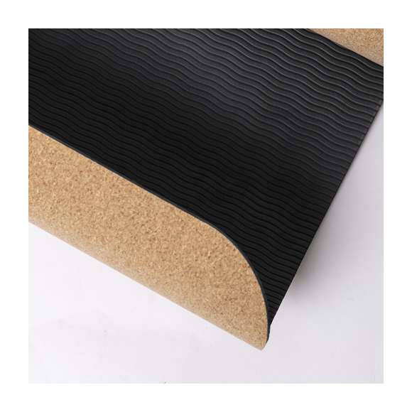Esterilla de línea nature para la práctica del yoga y otras actividades. Fabricada en resistente corcho natural, con base antideslizante en TPE. Tamaño 60x180 cm, con asa de transporte y presentada en atractiva funda individual de diseño eco, con ilustraciones de ejercicios.