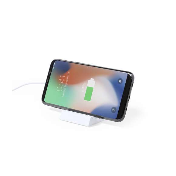 Cargador inalámbrico de carga rápida 15W. En elegante acabado blanco, con base de carga con altura regulable y función soporte para smartphone. Compatible con dispositivos equipados con tecnología de carga inalámbrica. Cable de carga Tipo C incluido, con amplia superficie de marcaje y presentado en atractiva caja de diseño. Disponible manual de instrucciones en español e inglés.  En cumplimiento con los requisitos de seguridad: Sistema de protección contra sobrecalentamiento.Sistema de protección contra sobrecarga.Sistema de bloqueo para evitar cortocircuitos.