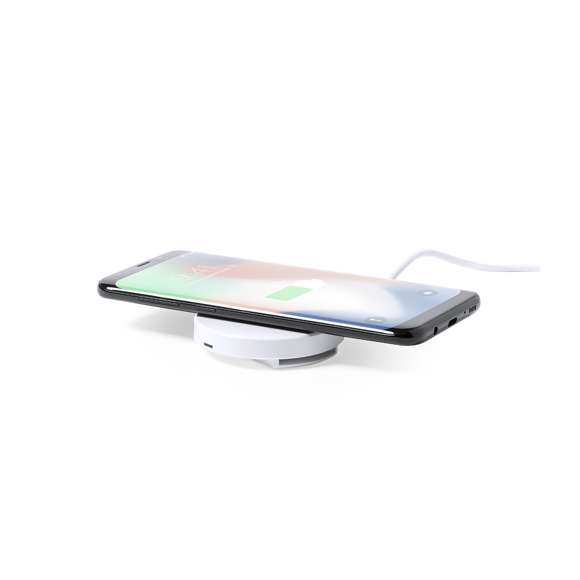 Cargador inalámbrico de carga rápida 15W. En elegante acabado blanco, con base de carga con altura regulable y función soporte para smartphone. Compatible con dispositivos equipados con tecnología de carga inalámbrica. Cable de carga Tipo C incluido, con amplia superficie de marcaje y presentado en atractiva caja de diseño. Disponible manual de instrucciones en español e inglés.  En cumplimiento con los requisitos de seguridad: Sistema de protección contra sobrecalentamiento.Sistema de protección contra sobrecarga.Sistema de bloqueo para evitar cortocircuitos.