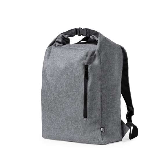 Mochila de línea nature fabricada en resistente 300D RPET, elaborado a partir de plástico reciclado, para así fomentar la reutilización de residuos plásticos y contribuir a la sostenibilidad del planeta. Bolsillo principal con cierre de hebilla y bolsillo lateral. Cintas acolchadas ajustables para hombro y distintivo RPET en etiqueta exterior.