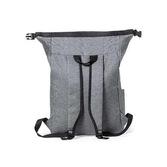 Mochila de línea nature fabricada en resistente 300D RPET, elaborado a partir de plástico reciclado, para así fomentar la reutilización de residuos plásticos y contribuir a la sostenibilidad del planeta. Bolsillo principal con cierre de hebilla y bolsillo lateral. Cintas acolchadas ajustables para hombro y distintivo RPET en etiqueta exterior.