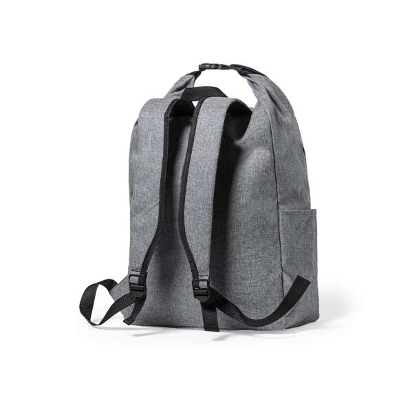 Mochila de línea nature fabricada en resistente 300D RPET, elaborado a partir de plástico reciclado, para así fomentar la reutilización de residuos plásticos y contribuir a la sostenibilidad del planeta. Bolsillo principal con cierre de hebilla y bolsillo lateral. Cintas acolchadas ajustables para hombro y distintivo RPET en etiqueta exterior.