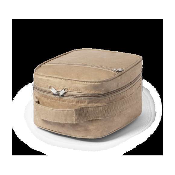  	Nevera de línea nature, fabricada en papel reciclado. Con dos compartimentos independientes de cierre de cremallera con tiradores metálicos. Asa de transporte reforzada e interior isotermo en aluminio.