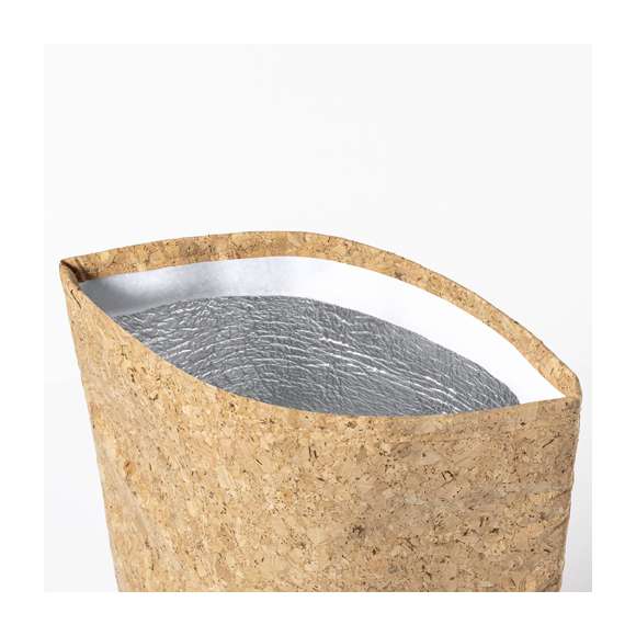  	Bolsa térmica de línea nature fabricada en corcho, para así fomentar el uso de materias primas naturales y contribuir a la sostenibilidad del planeta. Compartimento principal con tira de algodón y cierre de corchete, con interior isotermo de aluminio.