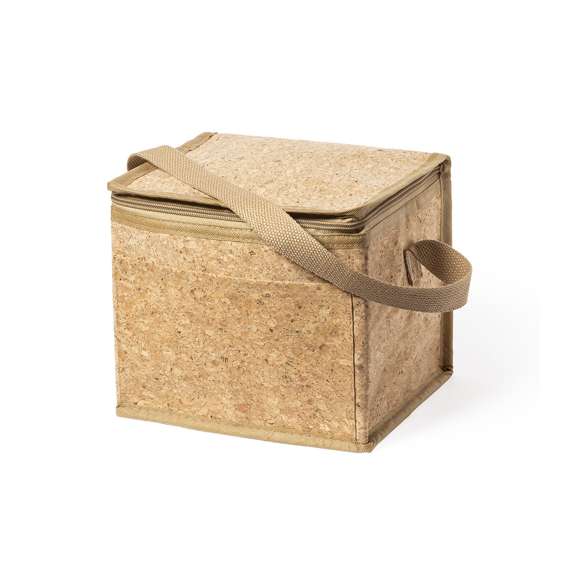  	Nevera de línea nature con capacidad para 6 latas. Fabricada en corcho natural con interior isotermo acabado en aluminio. Cierre de cremallera y asa de transporte a juego. Incluye bolsillo exterior con amplia superficie de marcaje.