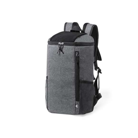 Mochila nevera 10L de línea nature, fabricada en resistente poliéster RPET 600D de alta calidad, elaborado a partir de plástico reciclado para así fomentar la reutilización de residuos plásticos y contribuir a la sostenibilidad del planeta. Compartimento principal con cierre de cremallera de doble tirador, con interior en PEVA. Con bolsillos laterales en redecilla y bolsillo frontal de acceso rápido con cierre de cremallera y tirador. Banda elástica en la parte superior, y en bolsillo en la parte trasera.Totalmente acolchada. Distintivo RPET en etiqueta.