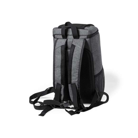 Mochila nevera 10L de línea nature, fabricada en resistente poliéster RPET 600D de alta calidad, elaborado a partir de plástico reciclado para así fomentar la reutilización de residuos plásticos y contribuir a la sostenibilidad del planeta. Compartimento principal con cierre de cremallera de doble tirador, con interior en PEVA. Con bolsillos laterales en redecilla y bolsillo frontal de acceso rápido con cierre de cremallera y tirador. Banda elástica en la parte superior, y en bolsillo en la parte trasera.Totalmente acolchada. Distintivo RPET en etiqueta.