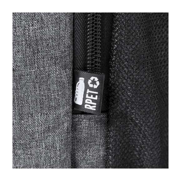 Mochila nevera 10L de línea nature, fabricada en resistente poliéster RPET 600D de alta calidad, elaborado a partir de plástico reciclado para así fomentar la reutilización de residuos plásticos y contribuir a la sostenibilidad del planeta. Compartimento principal con cierre de cremallera de doble tirador, con interior en PEVA. Con bolsillos laterales en redecilla y bolsillo frontal de acceso rápido con cierre de cremallera y tirador. Banda elástica en la parte superior, y en bolsillo en la parte trasera.Totalmente acolchada. Distintivo RPET en etiqueta.