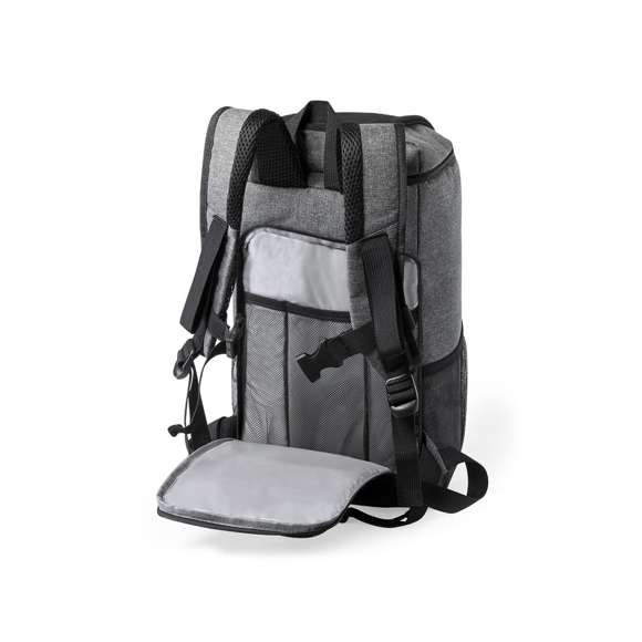 Mochila nevera 10L de línea nature, fabricada en resistente poliéster RPET 600D de alta calidad, elaborado a partir de plástico reciclado para así fomentar la reutilización de residuos plásticos y contribuir a la sostenibilidad del planeta. Compartimento principal con cierre de cremallera de doble tirador, con interior en PEVA. Con bolsillos laterales en redecilla y bolsillo frontal de acceso rápido con cierre de cremallera y tirador. Banda elástica en la parte superior, y en bolsillo en la parte trasera.Totalmente acolchada. Distintivo RPET en etiqueta.