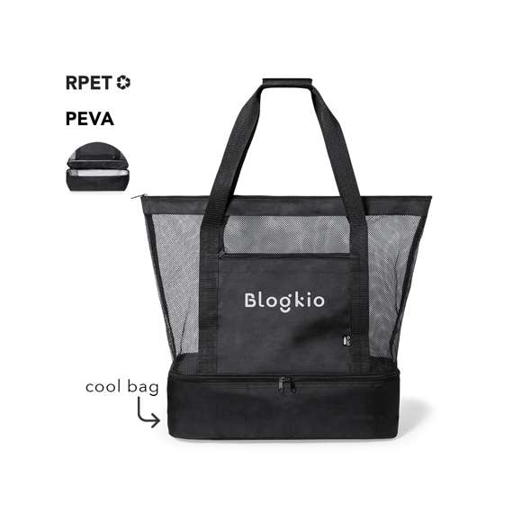 Bolsa nevera en resistente poliéster RPET 600D elaborado a partir de plástico reciclado para así fomentar la reutilización de residuos plásticos y contribuir a la sostenibilidad del planeta. Compartimento principal en redecilla tipo mesh, con cierre de cremallera. Nevera integrada en base, en resistente poliéster 600D RPET, con interior isotermo en PEVA. Asas de transporte reforzadas y amplio bolsillo frontal, con distintivo RPET en etiqueta.