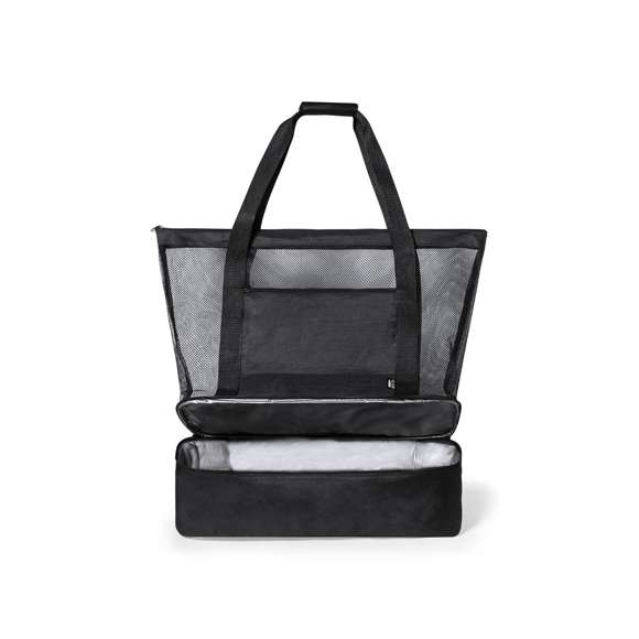 Bolsa nevera en resistente poliéster RPET 600D elaborado a partir de plástico reciclado para así fomentar la reutilización de residuos plásticos y contribuir a la sostenibilidad del planeta. Compartimento principal en redecilla tipo mesh, con cierre de cremallera. Nevera integrada en base, en resistente poliéster 600D RPET, con interior isotermo en PEVA. Asas de transporte reforzadas y amplio bolsillo frontal, con distintivo RPET en etiqueta.