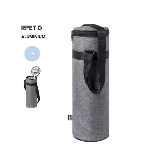 Nevera de línea nature para botellas de hasta 1,5l, fabricada en resistente poliéster 300D RPET, elaborado a partir de plástico reciclado para así fomentar la reutilización de residuos plásticos y contribuir a la sostenibilidad del planeta. Con cierre de cremallera y cómoda cinta para hombro ajustable. Interior isotermo en aluminio, con distintivo RPET en etiqueta.