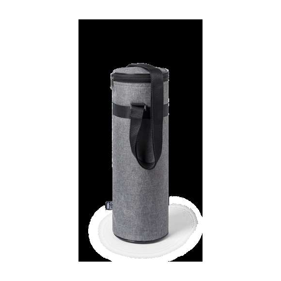 Nevera de línea nature para botellas de hasta 1,5l, fabricada en resistente poliéster 300D RPET, elaborado a partir de plástico reciclado para así fomentar la reutilización de residuos plásticos y contribuir a la sostenibilidad del planeta. Con cierre de cremallera y cómoda cinta para hombro ajustable. Interior isotermo en aluminio, con distintivo RPET en etiqueta.