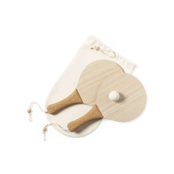 Par de palas de playa de línea nature. Fabricadas en madera, con mango reforzado en corcho natural y cintas para muñeca con ajustador. Presentadas en bolsa de algodón natural con cierre de cordón y pelota en caña de trigo.