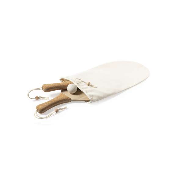 Par de palas de playa de línea nature. Fabricadas en madera, con mango reforzado en corcho natural y cintas para muñeca con ajustador. Presentadas en bolsa de algodón natural con cierre de cordón y pelota en caña de trigo.