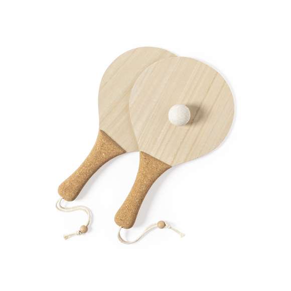 Par de palas de playa de línea nature. Fabricadas en madera, con mango reforzado en corcho natural y cintas para muñeca con ajustador. Presentadas en bolsa de algodón natural con cierre de cordón y pelota en caña de trigo.