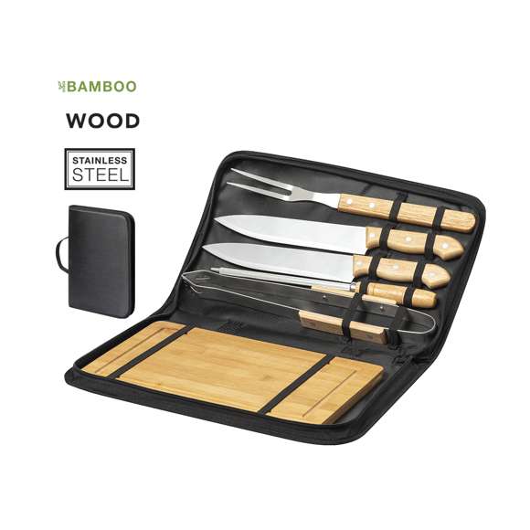 Set de barbacoa de línea nature y 6 accesorios fabricados en metal con mango de madera. Incluye 2 cuchillos, afilador, trinchador y pinzas, con tabla de bambú para corte y presentación. Presentado en estuche indvidual de resistente poliéster, con sujeciones elásticas interiores para los distintos utensilios.