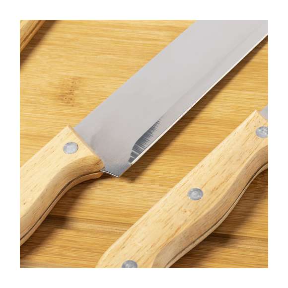 Set de barbacoa de línea nature y 6 accesorios fabricados en metal con mango de madera. Incluye 2 cuchillos, afilador, trinchador y pinzas, con tabla de bambú para corte y presentación. Presentado en estuche indvidual de resistente poliéster, con sujeciones elásticas interiores para los distintos utensilios.