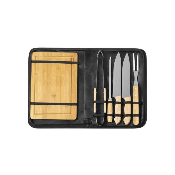Set de barbacoa de línea nature y 6 accesorios fabricados en metal con mango de madera. Incluye 2 cuchillos, afilador, trinchador y pinzas, con tabla de bambú para corte y presentación. Presentado en estuche indvidual de resistente poliéster, con sujeciones elásticas interiores para los distintos utensilios.