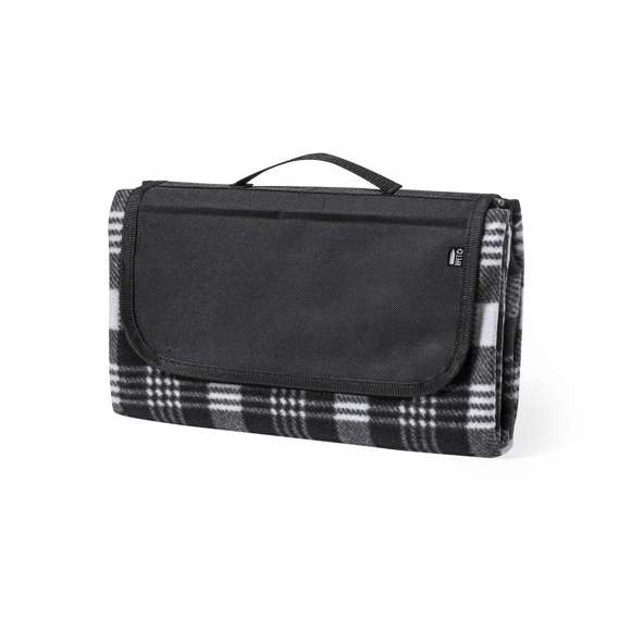 Manta de picnic de calidad premium, fabricada en poliéster RPET de 160g/m2, elaborado a partir de plástico reciclado para así fomentar la reutilización de residuos plásticos y contribuir a la sostenibilidad del planeta. Medidas 120x150cm, con lado para sentarse en patrón tartán bicolor de suave tacto. Lado en contacto con el suelo en resistente PEVA. De fácil plegado y de tamaño compacto, incluye asa de transporte y solapa con cierre de velcro, con distintivo RPET en etiqueta.