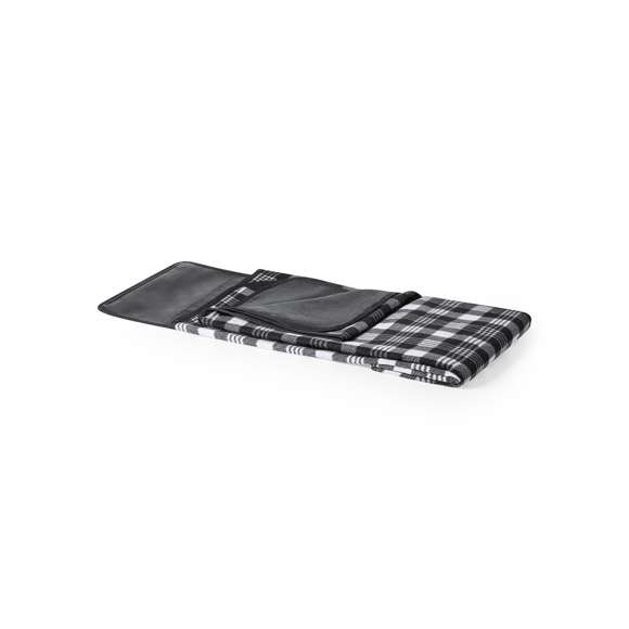 Manta de picnic de calidad premium, fabricada en poliéster RPET de 160g/m2, elaborado a partir de plástico reciclado para así fomentar la reutilización de residuos plásticos y contribuir a la sostenibilidad del planeta. Medidas 120x150cm, con lado para sentarse en patrón tartán bicolor de suave tacto. Lado en contacto con el suelo en resistente PEVA. De fácil plegado y de tamaño compacto, incluye asa de transporte y solapa con cierre de velcro, con distintivo RPET en etiqueta.