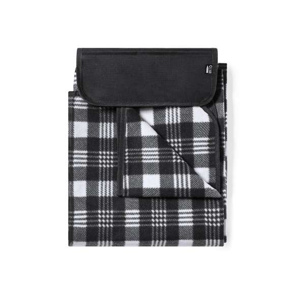 Manta de picnic de calidad premium, fabricada en poliéster RPET de 160g/m2, elaborado a partir de plástico reciclado para así fomentar la reutilización de residuos plásticos y contribuir a la sostenibilidad del planeta. Medidas 120x150cm, con lado para sentarse en patrón tartán bicolor de suave tacto. Lado en contacto con el suelo en resistente PEVA. De fácil plegado y de tamaño compacto, incluye asa de transporte y solapa con cierre de velcro, con distintivo RPET en etiqueta.