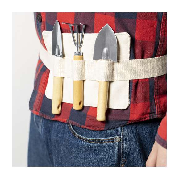 Set de jardinería de 3 accesorios, fabricado en metal con mango de madera. Incluye pala grande, pala pequeña y rastrillo. Con riñonera de transporte en algodón y cierre de click ajustable  presentado en atractiva caja de diseño eco.