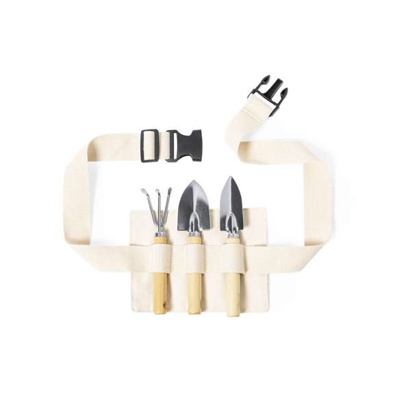 Set de jardinería de 3 accesorios, fabricado en metal con mango de madera. Incluye pala grande, pala pequeña y rastrillo. Con riñonera de transporte en algodón y cierre de click ajustable  presentado en atractiva caja de diseño eco.