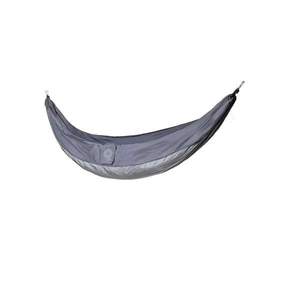 Hamaca fabricada en resistente nylon reciclado de 270x140cm, resultado de la utilización de los desechos pre y post-consumer del nailon, que se reutilizan para obtener este nuevo material, sin alterar sus propiedades y cumpliendo con los principios de las 3R (Reduce, Reutiliza, Recicla). Con resistentes cintas de amarre y mosquetones metálicos. Soporta hasta 200kg. Presentación plegado, con cinta ajustable mediante regulador. Manual de montaje incluido.