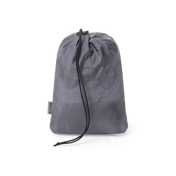 Hamaca fabricada en resistente nylon reciclado de 270x140cm, resultado de la utilización de los desechos pre y post-consumer del nailon, que se reutilizan para obtener este nuevo material, sin alterar sus propiedades y cumpliendo con los principios de las 3R (Reduce, Reutiliza, Recicla). Con resistentes cintas de amarre y mosquetones metálicos. Soporta hasta 200kg. Presentación plegado, con cinta ajustable mediante regulador. Manual de montaje incluido.