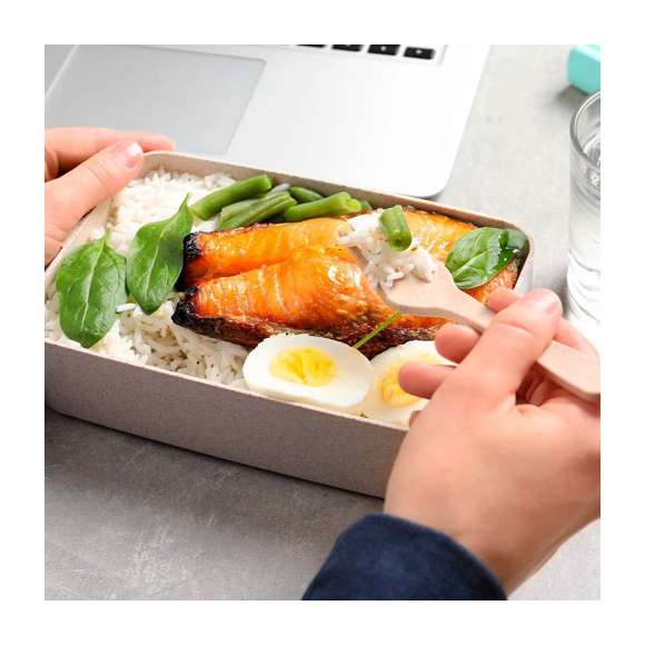 Fiambrera fabricada en PP veteado libre de BPA. De 700ml de capacidad, incluye cinta elástica de seguridad con tenedor y cuchillo. Certificación Food Grade, garantizando la seguridad cuando los alimentos entran en contacto con el material usado para fabricar el producto.