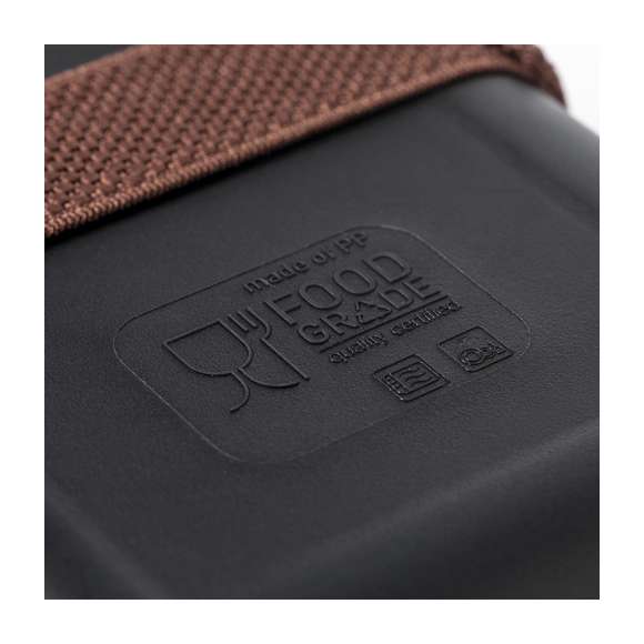 	Fiambrera de 1l en resistente material PP veteado libre de BPA, con tapa de bambú. Cinta elástica de seguridad en tapa y certificación Food Grade, garantizando la seguridad cuando los alimentos entran en contacto con el material usado para fabricar el producto.