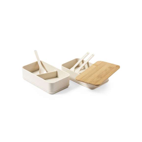 Fiambrera de 1,4l en resistente material PP veteado libre de BPA, con tapa de bambú. Dos compartimentos, cada uno de 700 ml de capacidad. Compartimento interior con tenedor, cuchara y cuchillo. Incluye cinta de seguridad exterior. Certificación Food Grade, garantizando la seguridad cuando los alimentos entran en contacto con el material usado para fabricar el producto.