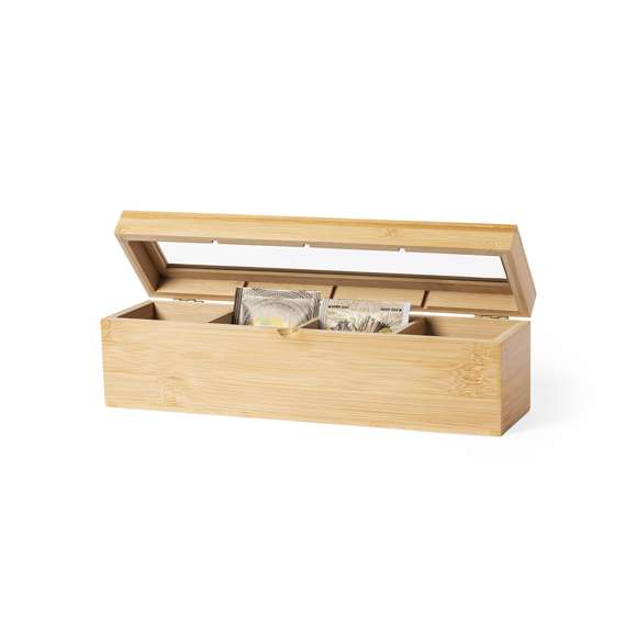 Caja para té de línea nature, fabricada en bambú, con cristal en tapa. Incluye 4 compartimentos para almacenar distintos tipos de té. Presentada en atractiva caja de diseño eco.