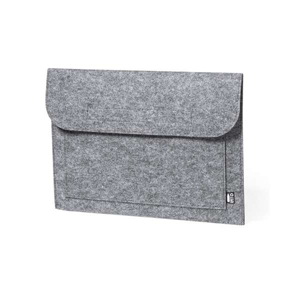 Funda para ordenador portátil de línea nature y en resistente fieltro RPET reciclado, fruto de la combinación del proceso de reciclaje de materiales plásticos junto con la técnica milenaria de fabricación del fieltro, dando como resultado un material de eco-tendencia que, además de ser de origen reciclado, también se convierte en reciclable. Solapa con cierres de velcro y bolsillo frontal, con distintivo RPET en etiqueta exterior.