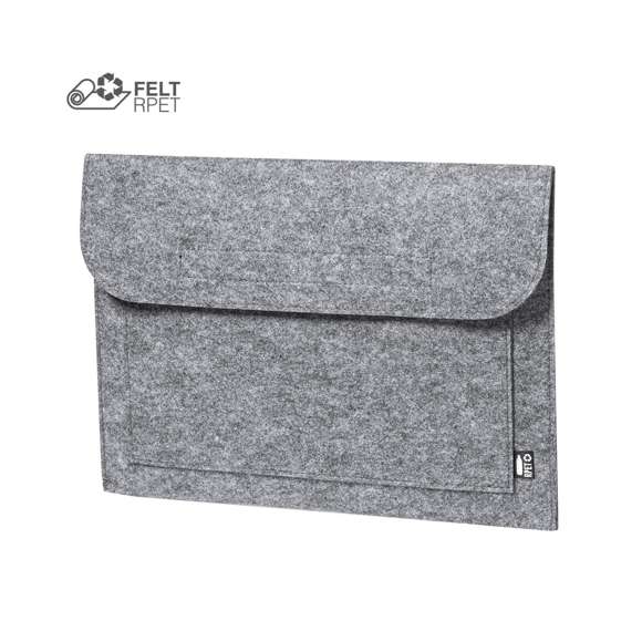 Funda para ordenador portátil de línea nature y en resistente fieltro RPET reciclado, fruto de la combinación del proceso de reciclaje de materiales plásticos junto con la técnica milenaria de fabricación del fieltro, dando como resultado un material de eco-tendencia que, además de ser de origen reciclado, también se convierte en reciclable. Solapa con cierres de velcro y bolsillo frontal, con distintivo RPET en etiqueta exterior.