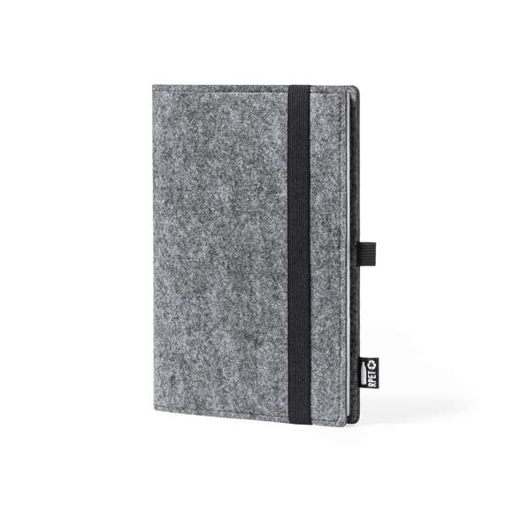 Bloc de notas A5 de línea nature con funda en fieltro RPETreciclado, fruto de la combinación del proceso de reciclaje de materiales plásticos junto con la técnica milenaria de fabricación del fieltro, dando como resultado un material de eco-tendencia que, además de ser de origen reciclado, también se convierte en reciclable.Incluye 100 hojas lisas. Con elástico de sujeción, soporte para bolígrafo y etiqueta RPET en portada.