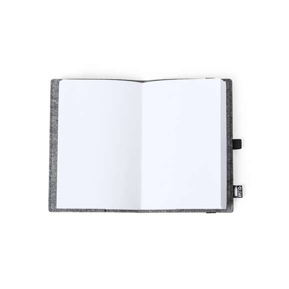 Bloc de notas A5 de línea nature con funda en fieltro RPETreciclado, fruto de la combinación del proceso de reciclaje de materiales plásticos junto con la técnica milenaria de fabricación del fieltro, dando como resultado un material de eco-tendencia que, además de ser de origen reciclado, también se convierte en reciclable.Incluye 100 hojas lisas. Con elástico de sujeción, soporte para bolígrafo y etiqueta RPET en portada.