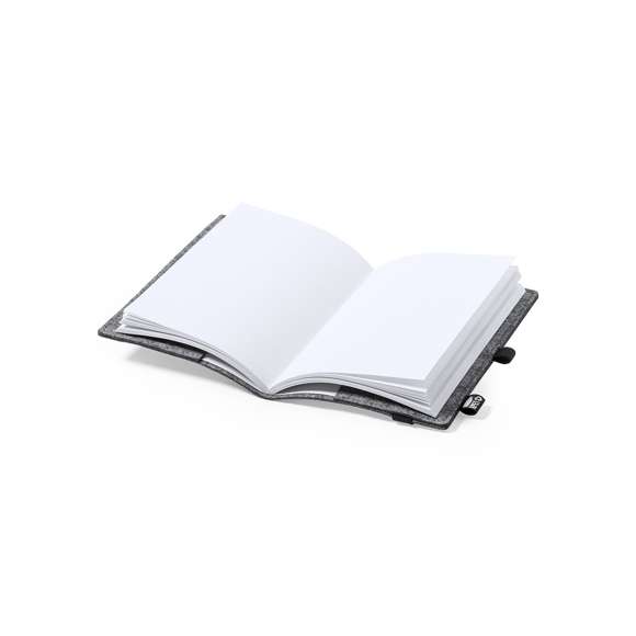 Bloc de notas A5 de línea nature con funda en fieltro RPETreciclado, fruto de la combinación del proceso de reciclaje de materiales plásticos junto con la técnica milenaria de fabricación del fieltro, dando como resultado un material de eco-tendencia que, además de ser de origen reciclado, también se convierte en reciclable.Incluye 100 hojas lisas. Con elástico de sujeción, soporte para bolígrafo y etiqueta RPET en portada.