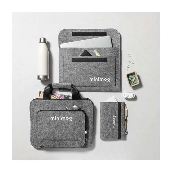 Bloc de notas A5 de línea nature con funda en fieltro RPETreciclado, fruto de la combinación del proceso de reciclaje de materiales plásticos junto con la técnica milenaria de fabricación del fieltro, dando como resultado un material de eco-tendencia que, además de ser de origen reciclado, también se convierte en reciclable.Incluye 100 hojas lisas. Con elástico de sujeción, soporte para bolígrafo y etiqueta RPET en portada.