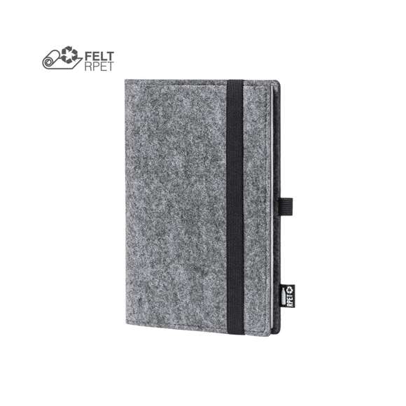 Bloc de notas A5 de línea nature con funda en fieltro RPETreciclado, fruto de la combinación del proceso de reciclaje de materiales plásticos junto con la técnica milenaria de fabricación del fieltro, dando como resultado un material de eco-tendencia que, además de ser de origen reciclado, también se convierte en reciclable.Incluye 100 hojas lisas. Con elástico de sujeción, soporte para bolígrafo y etiqueta RPET en portada.