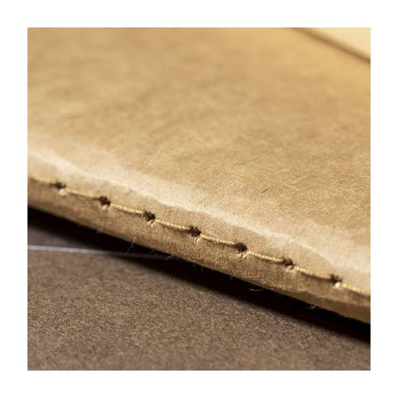 Libreta A5 de línea nature, con tapas blandas en resistente cartón reciclado. 60 hojas lisas de acabado kraft y distintivo reciclado.