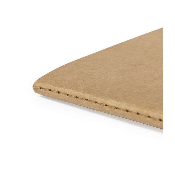 Libreta A5 de línea nature, con tapas blandas en resistente cartón reciclado. 60 hojas lisas de acabado kraft y distintivo reciclado.