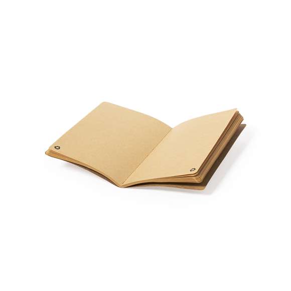 Libreta A5 de línea nature, con tapas blandas en resistente cartón reciclado. 60 hojas lisas de acabado kraft y distintivo reciclado.