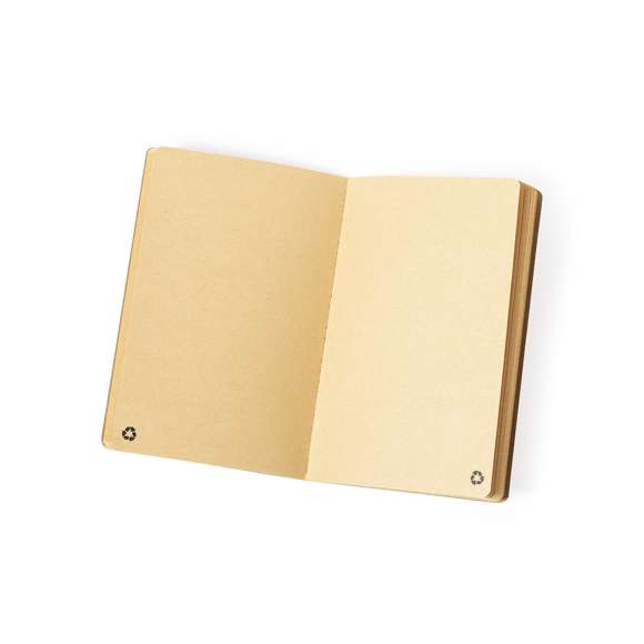 Libreta A5 de línea nature, con tapas blandas en resistente cartón reciclado. 60 hojas lisas de acabado kraft y distintivo reciclado.