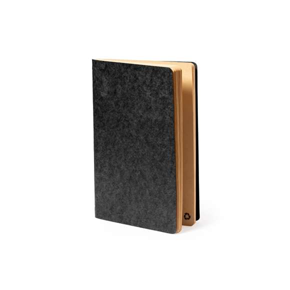 Libreta A5 de línea nature, con tapas blandas en resistente cartón reciclado. 60 hojas lisas de acabado kraft y distintivo reciclado.