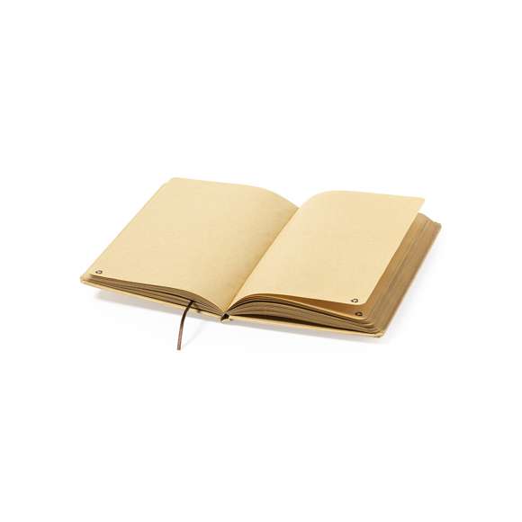 Bloc de notas A5 de línea nature, con tapas duras en resistente cartón reciclado. De 100 hojas lisas en acabado kraft con distintivo reciclado, con elástico de sujeción y marcapáginas de tela a juego.