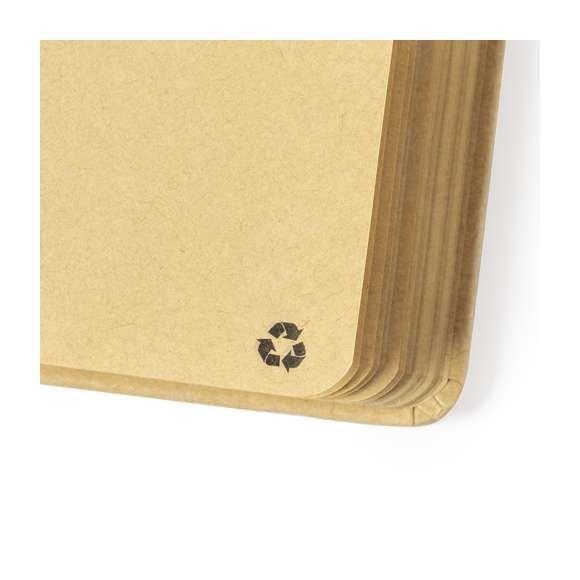 Bloc de notas A5 de línea nature, con tapas duras en resistente cartón reciclado. De 100 hojas lisas en acabado kraft con distintivo reciclado, con elástico de sujeción y marcapáginas de tela a juego.