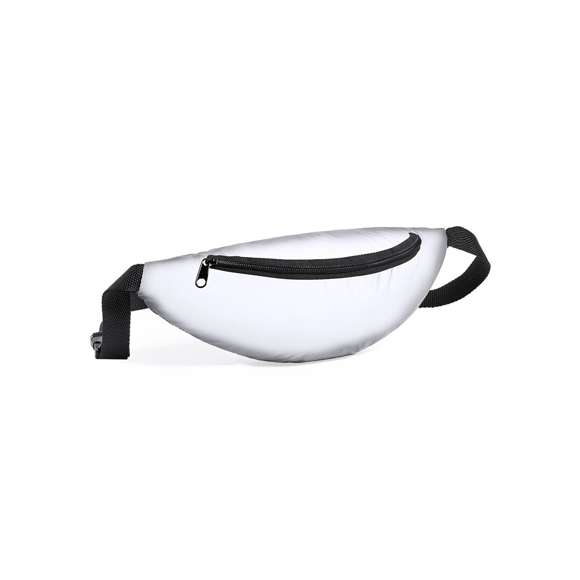 Riñonera en resistente poliéster 210T. Fabricada empleando tejido con gran capacidad para reflejar intensamente la luz, gracias a millones de pigmentos reflectantes y basándose en el principio de la retro-reflexión de la luz, una propiedad de visibilidad nocturna que consiste en la refracción de la luz hacia la fuente de origen de la misma. Con bolsillo de cierre de cremallera y cinta con cierre de hebilla ajustable. Diseñada para el día a día y actividades de ocio. Resistente al agua.