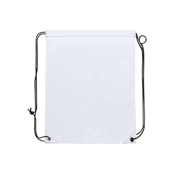 Mochila de cuerdas de suave poliéster 210T. Fabricada empleando tejido con gran capacidad para reflejar intensamente la luz, gracias a millones de pigmentos reflectantes y basándose en el principio de la retro-reflexión de la luz, una propiedad de visibilidad nocturna que consiste en la refracción de la luz hacia la fuente de origen de la misma. Con cuerdas autocierre en color negro y argollas metálicas. Resistencia hasta 7kg de peso y resistente al agua.